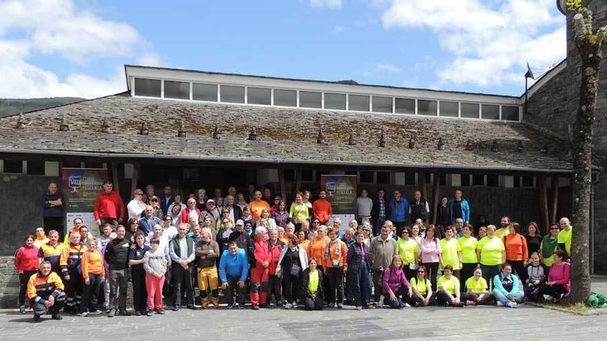 Ciento ochenta montañeros asturianos y gallegos disfrutan de Ibias