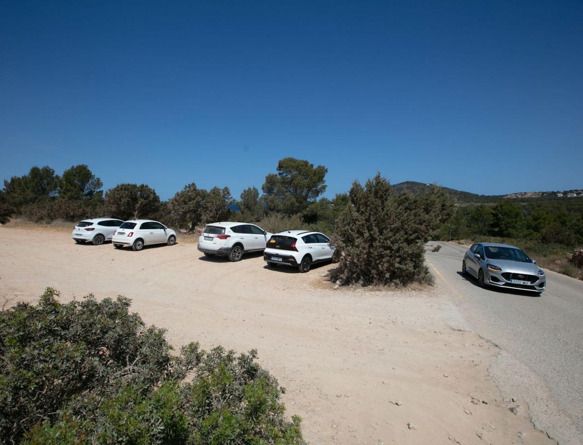 Vehículos aparcados en este solar de Cala d’Hort, en una imagen de archivo. | VICENT MARÍ