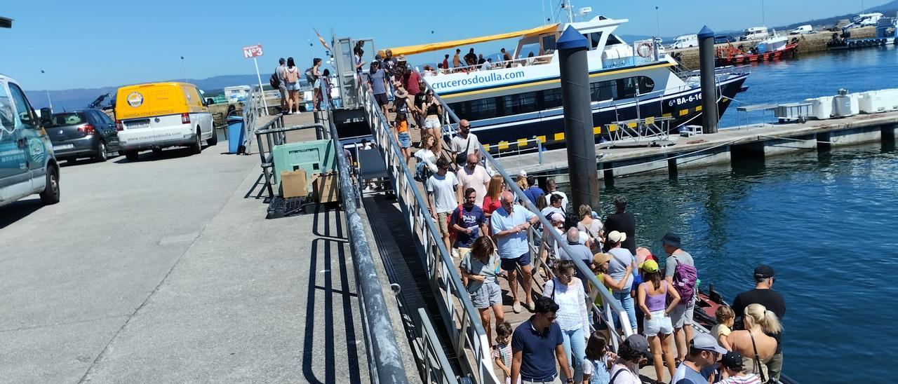 Turistas en un barco de pasaje de O Grove.