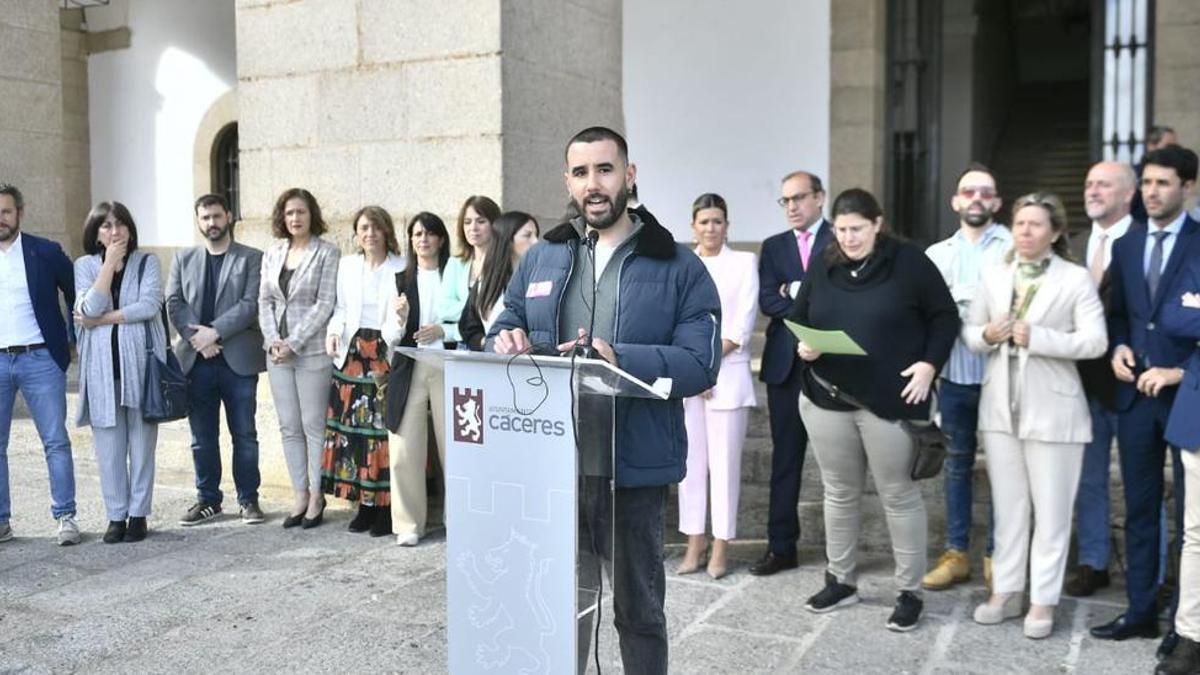 Imagen del técnico de Extremadura Entiende Sergio Arias durante lectura del manifiesto, con los ediles del consistorio al fondo. /