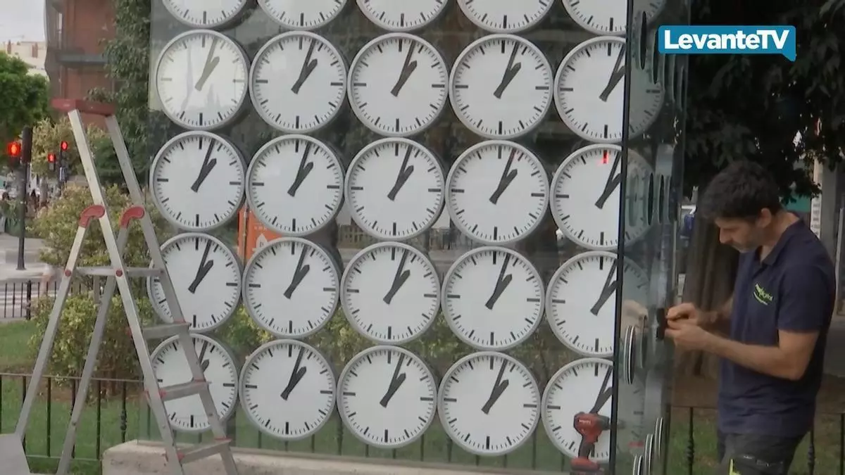 Los relojes del monumento a las víctimas del metro vuelven a marcar las 13.03 horas