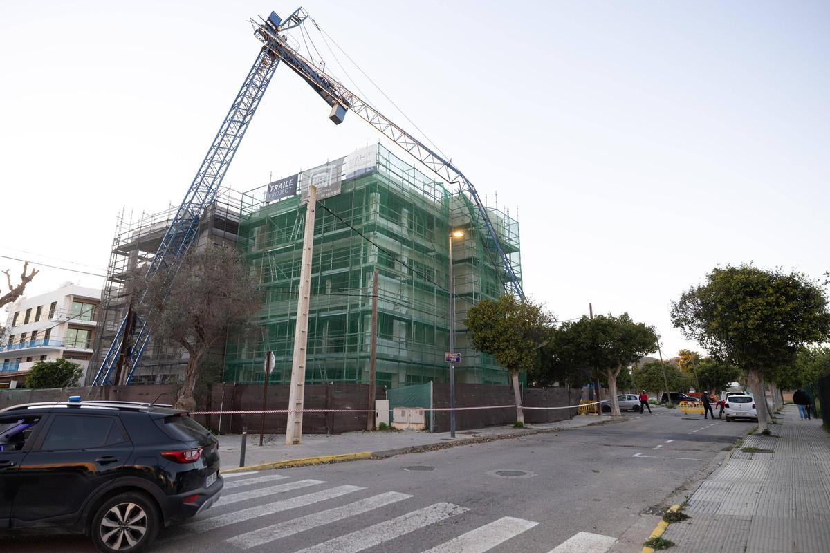 Galería: el fuerte viento en Ibiza tumba una enorme grúa en Platja d'en Bossa