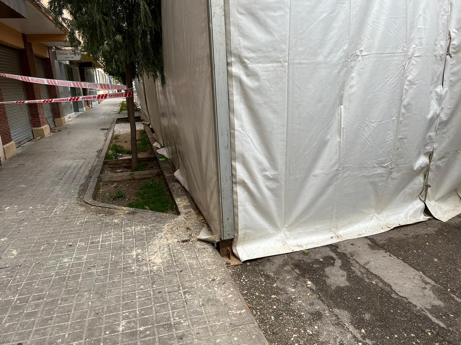 Los cascotes de un edificio caen sobre la carpa de una falla en campanar