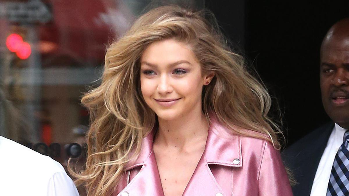 Gigi Hadid apuesta por el rosa metalizado