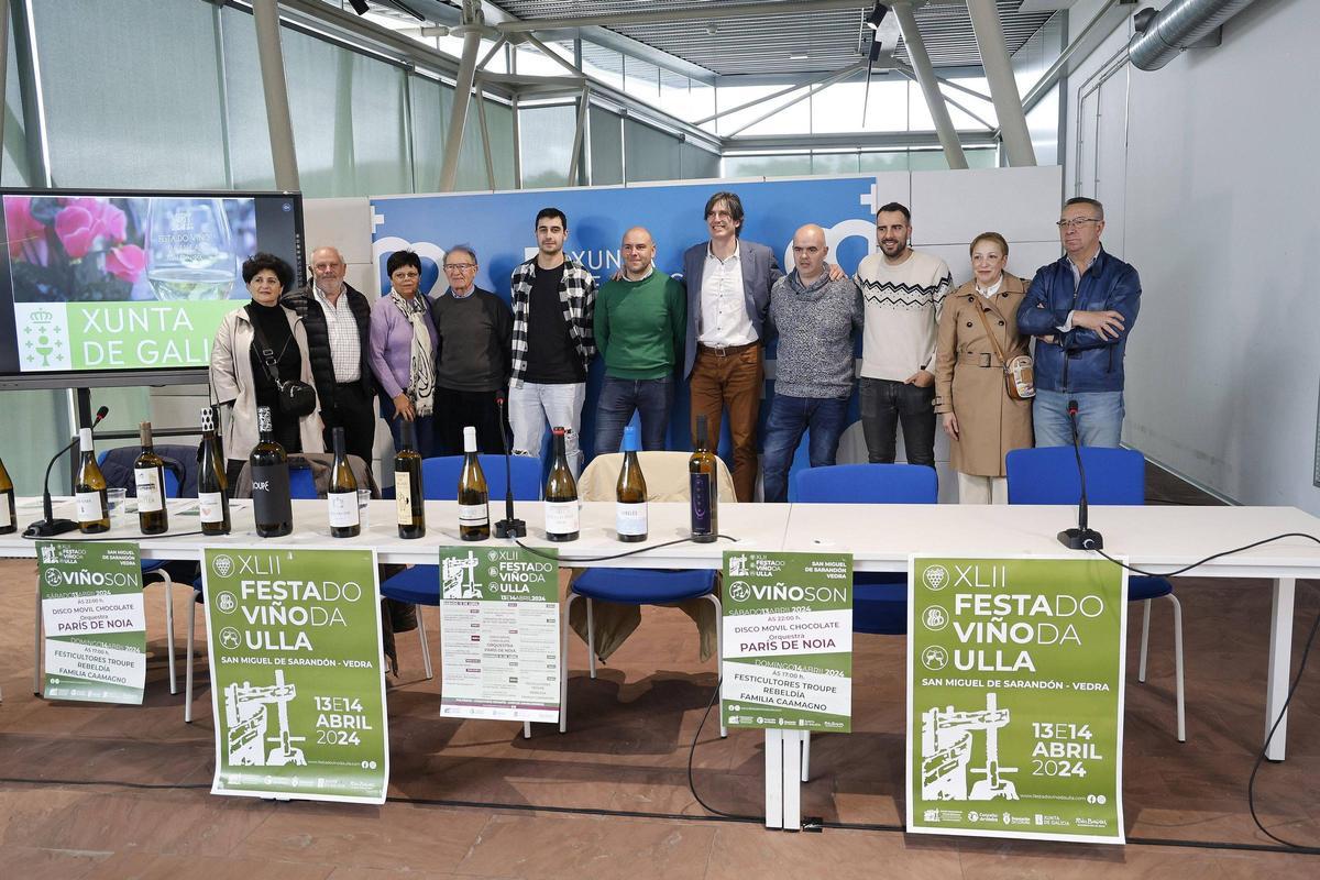 Organización y bodegueros del Ulla en la presentación de la exaltación de Vedra