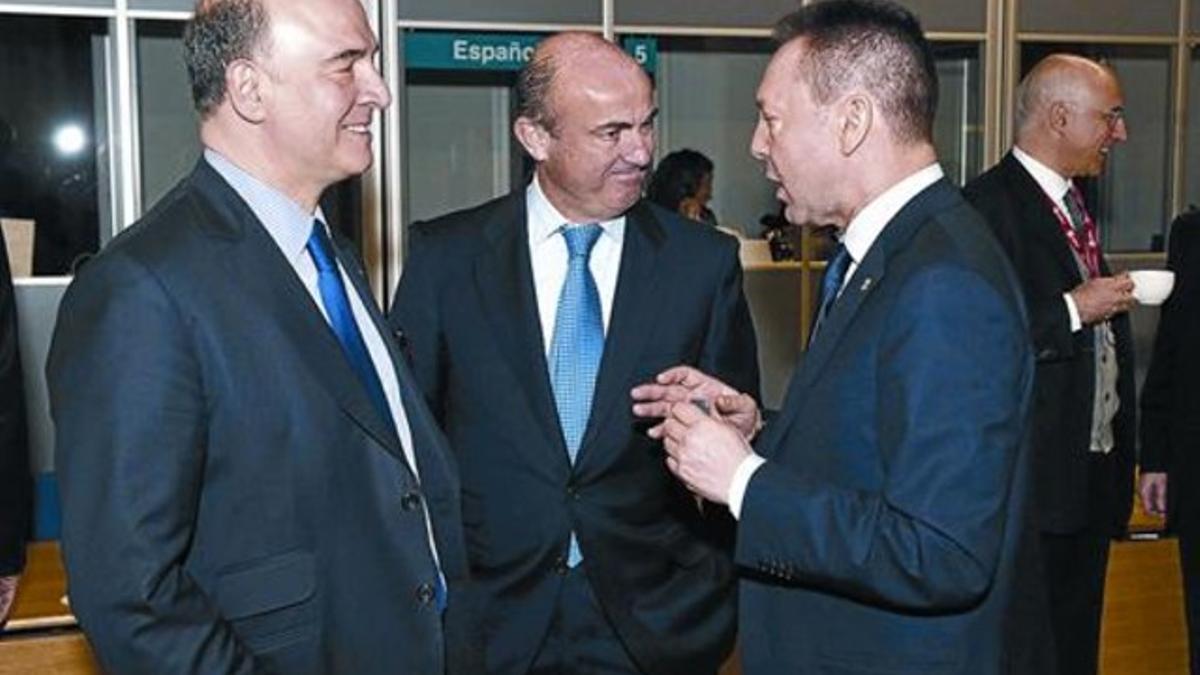 El ministro Guindos, en el centro, con sus homólogos francés, Pierre Moscovici (izquierda), y griego, Yannis Stournaras. ayer, en Dublín.