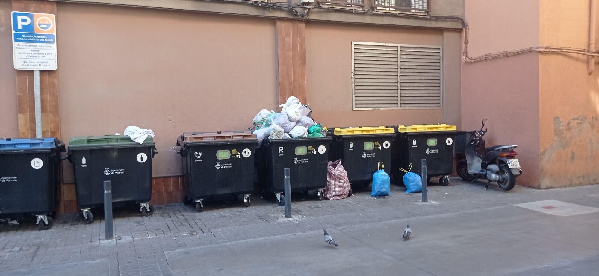 Els contenidors de Manresa, plens a vessar