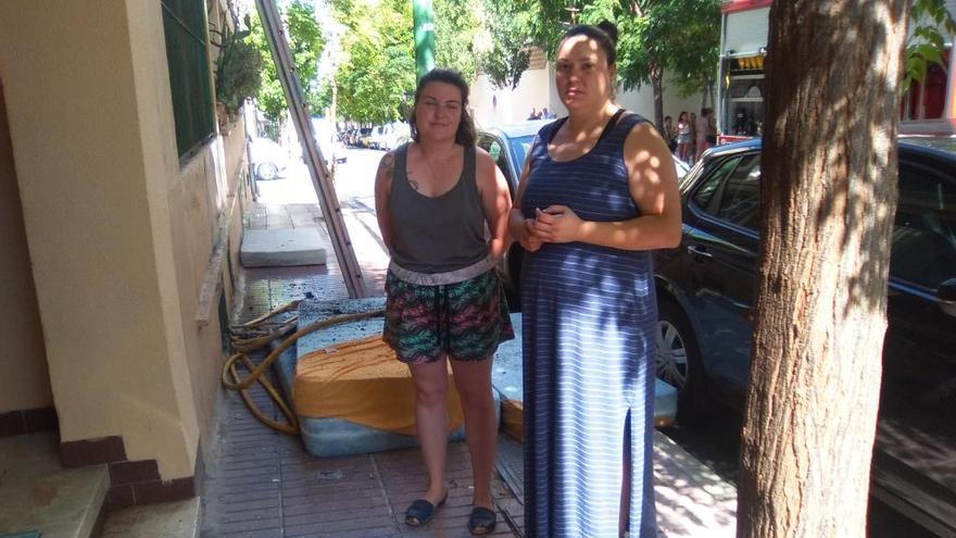 Josefina y Ángeles, dos vecinas del piso incendiado.