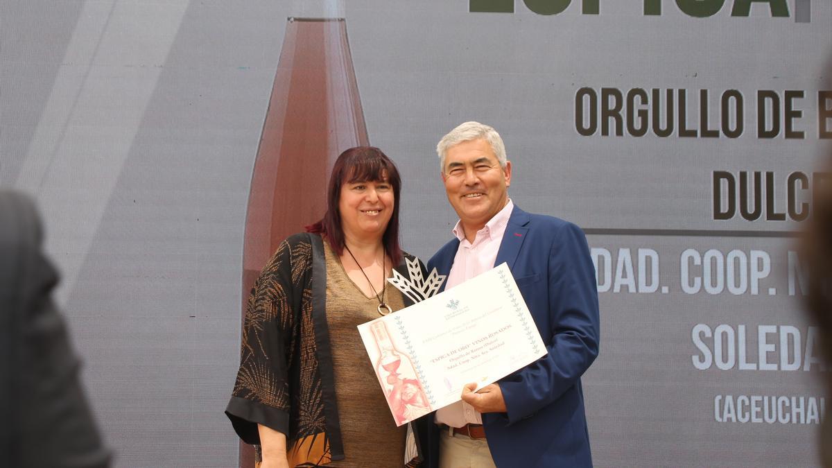 Begoña García, consejera de Agricultura, entrega la Espiga de Oro en Rosado a Orgullo de Barros dulce.