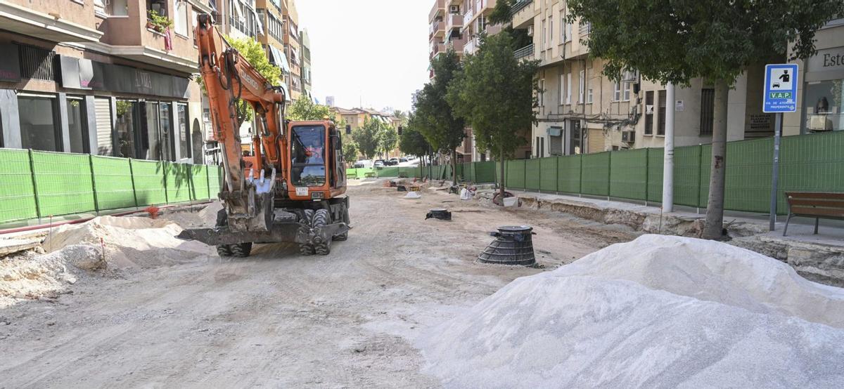 Obras en la calle Clara Campoamor, en una imagen de hace unas semanas. | ÁXEL ÁLVAREZ