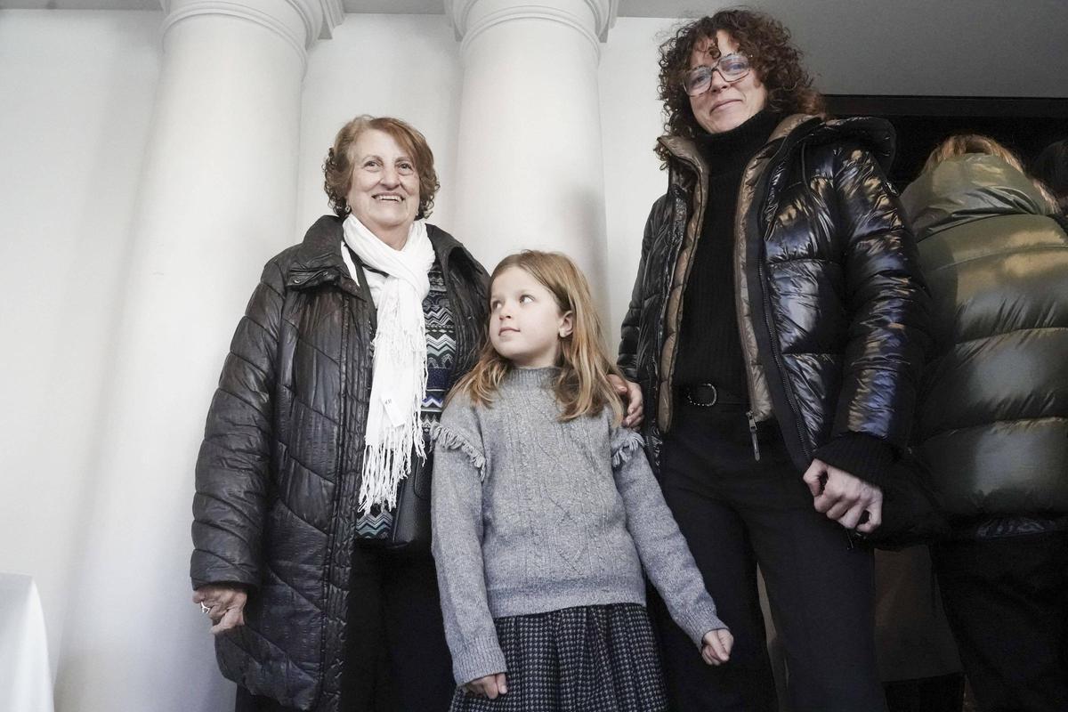 Pepita Coll, Cèlia Maestre i Olga Sardà a punt d’entrar a l’interior del Kursaal