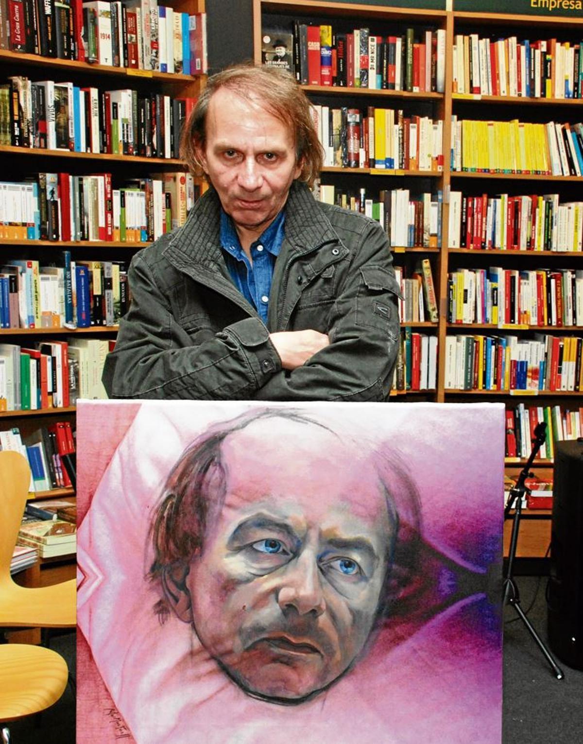 L’escriptor francès Michel Houellebecq amb l’obra que li va pintar Rita Martorell.