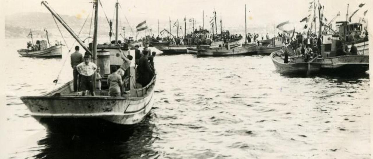 Motopesqueiros da ardora, nunha procesión marítima dos anos 50.   | ARQUIVO A. C. NÓS