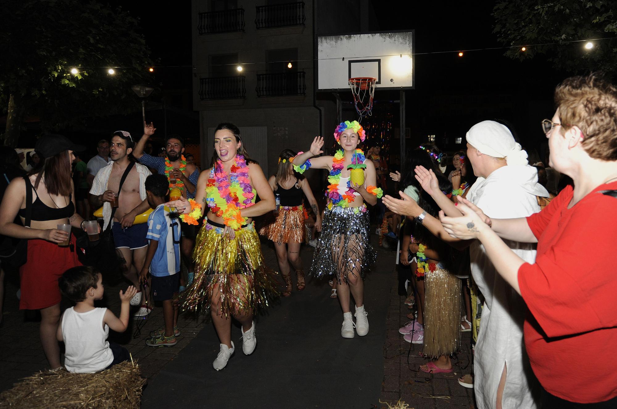 Chicas vestidas al estilo hawaiano en pleno desfile.