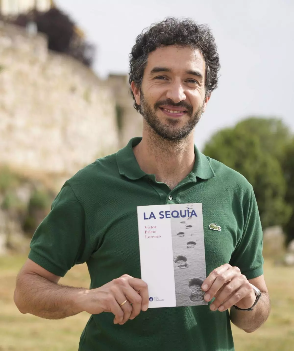Víctor Prieto, autor de un poemario: "Ahora la comunicación es una enemiga de la pausa"
