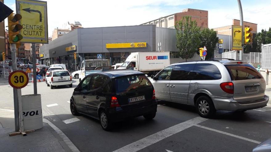 Cues el primer dia de restriccions de trànsit al carrer Sant Cristòfol