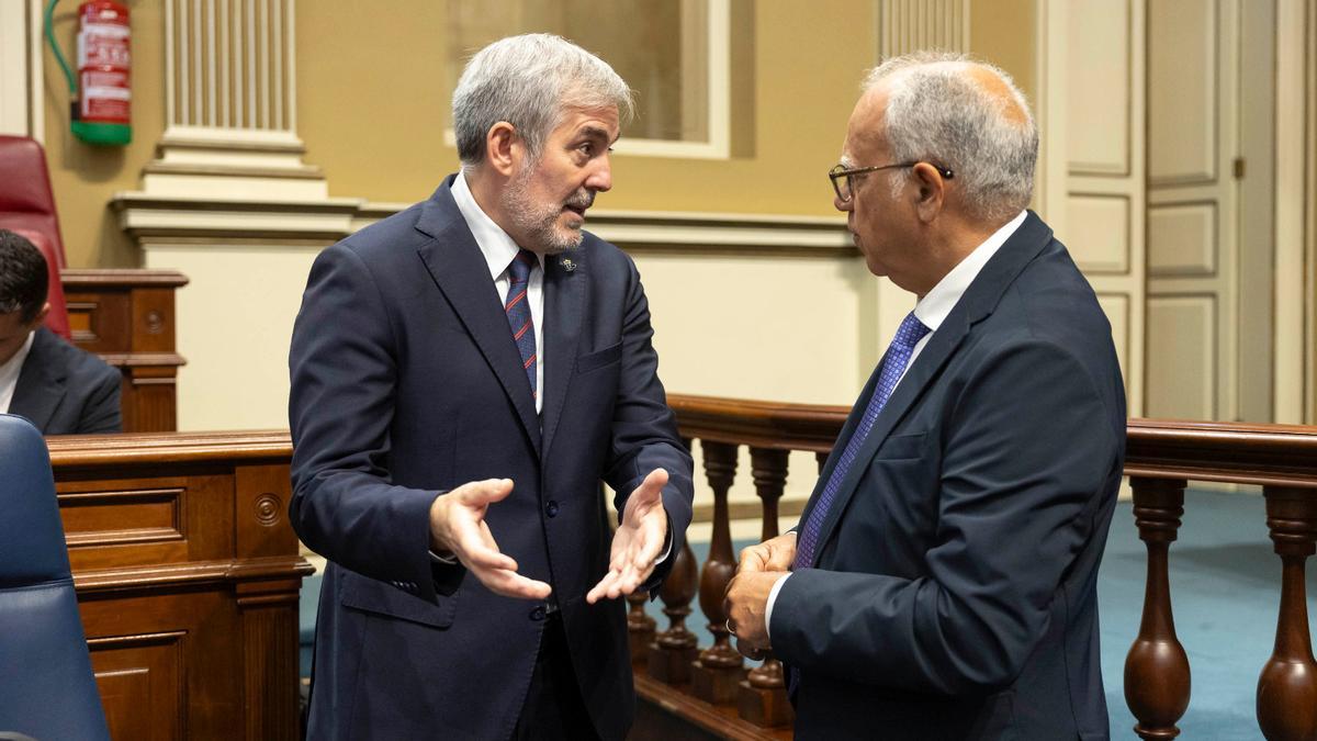 El presidente Fernando Clavijo y Casimiro Curbelo conversan antes del inicio de un pleno del pleno del Parlamento.
