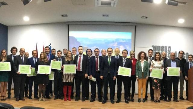 El Museo Arqueológico acogió ayer el acto de entrega de galardones; en la imagen, foto de familia sobre el escenario.