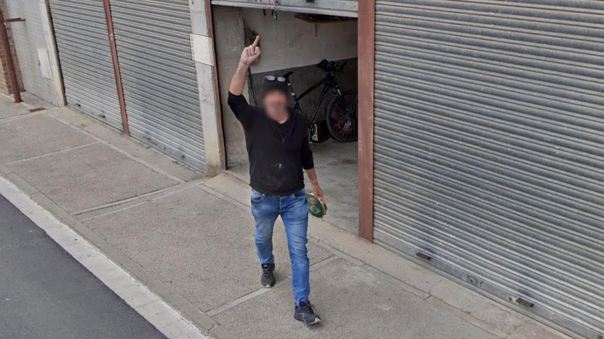 Google Maps captura a Manresa com un home li fa un gest despectiu