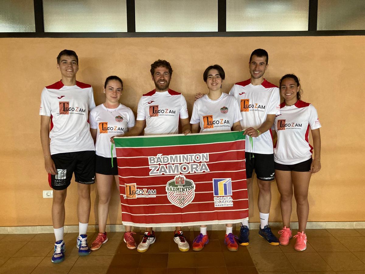 El equipo de Bádminton Zamora posa en Tenerife tras ascender.