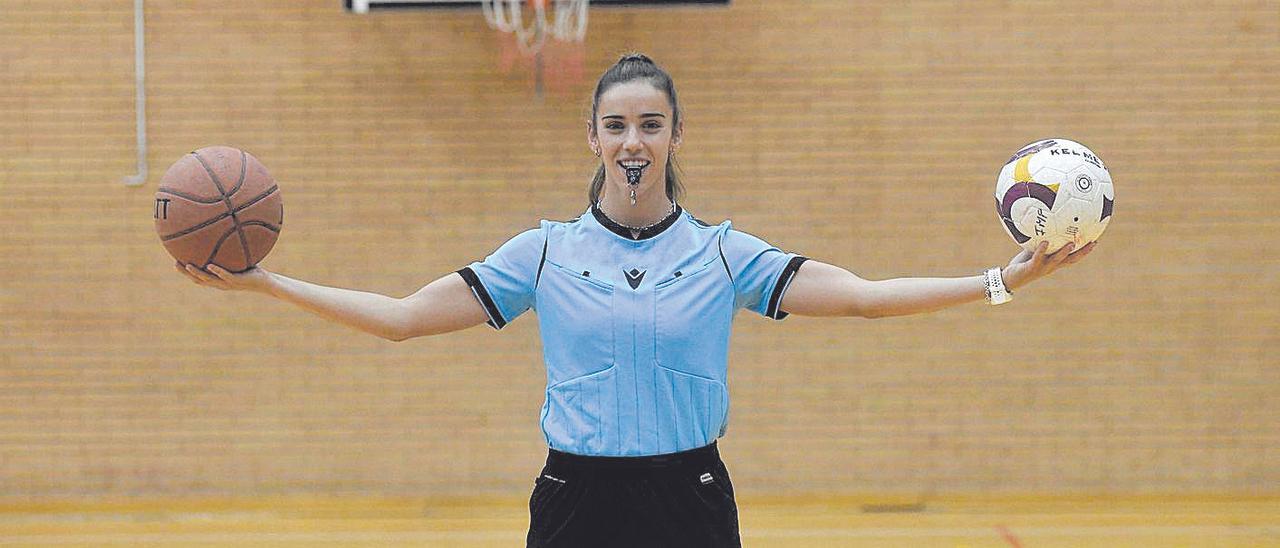 María Planes, con un balón de fútbol y otro de baloncesto en el pabellón Infante.