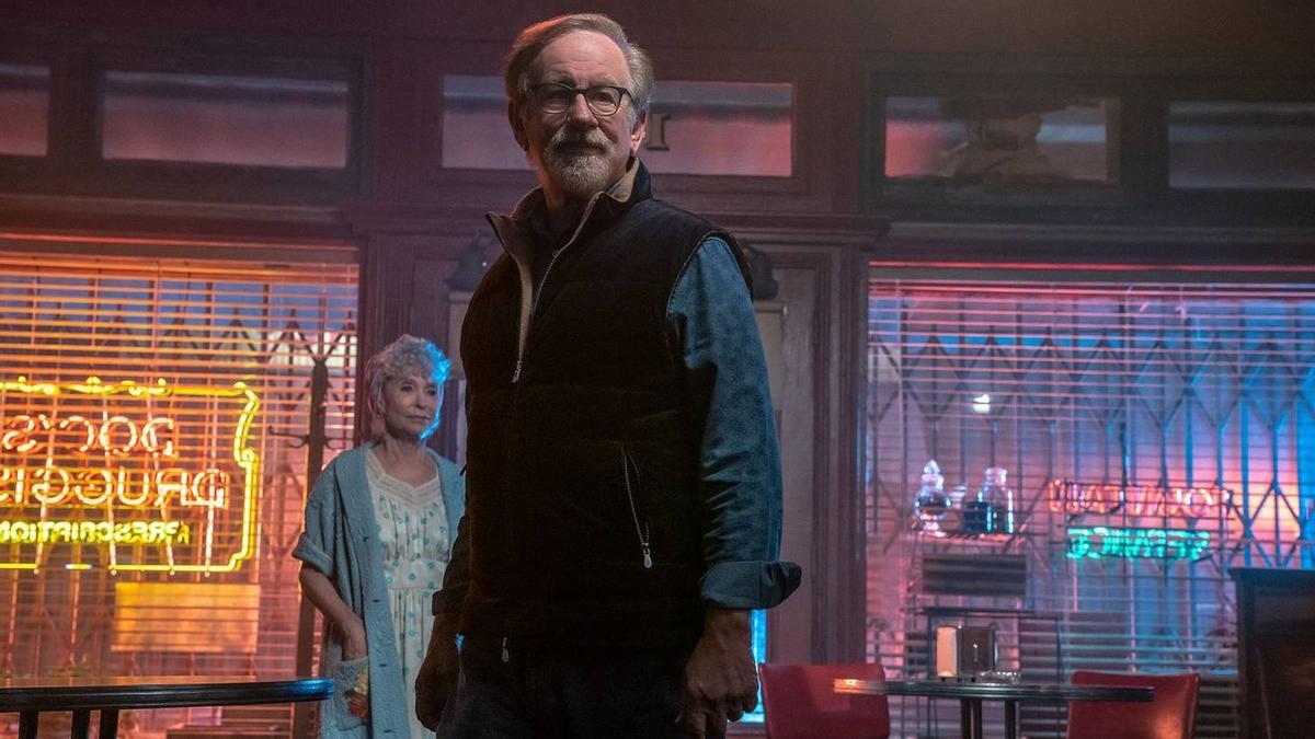 Steven Spielberg y Rita Moreno (atrás) en el set de 'West Side Story'