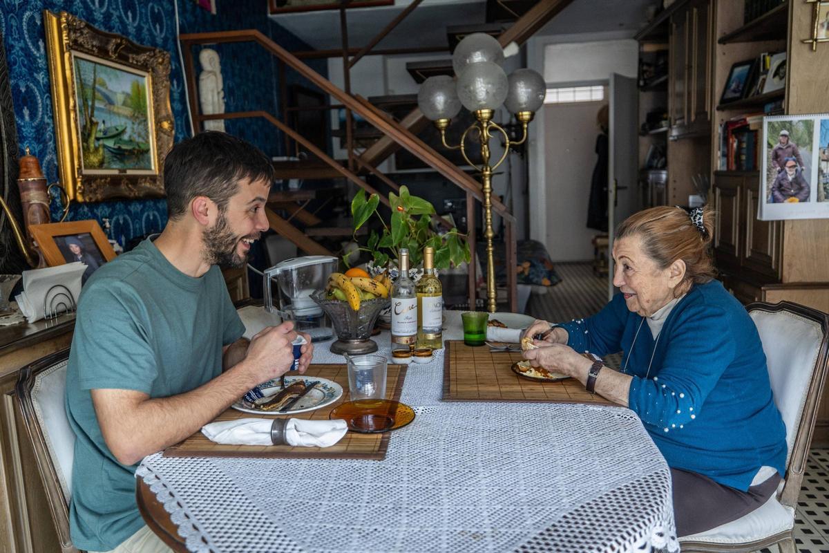 Un joven comparte piso con una mujer mayor, dentro de un programa de convivencia, en Barcelona.