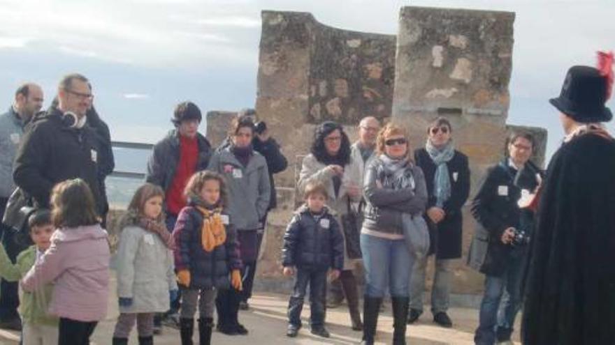 Una de las visitas guiadas al Castillo de la Atalaya de Villena.