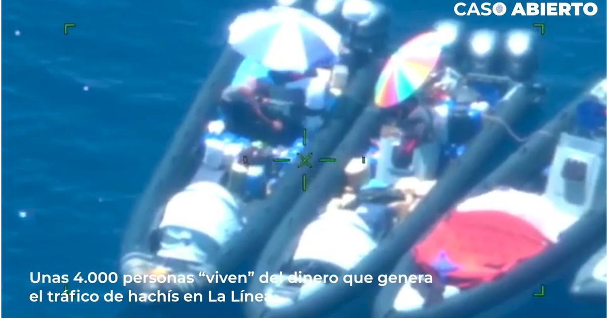 Lanchas cargadas de droga esperan en alta mar.