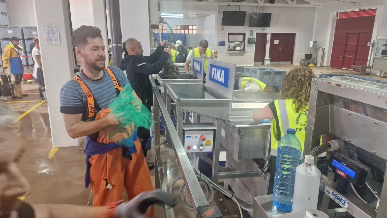 Así es el día a día en el puerto y la lonja de O Testal (Noia), donde cada vez se dan cita más mariscadores arousanos.