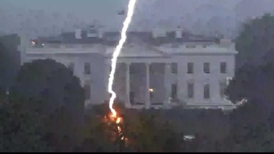 Un rayó impactó junto a la Casa Blanca.
