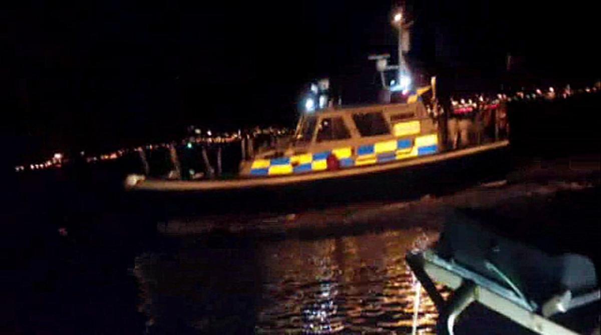 La nit passada es van viure moments de tensió en les tres hores que va durar l’enfrontament entre pescadors i armadors espanyols i la guàrdia civil per un costat, i la Royal Navy i la policia del Penyal, per l’altre.