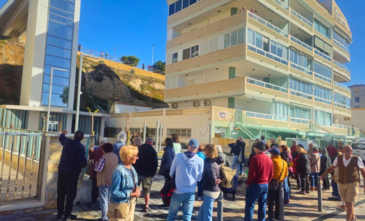 Asistentes a la puesta en marcha del elevador