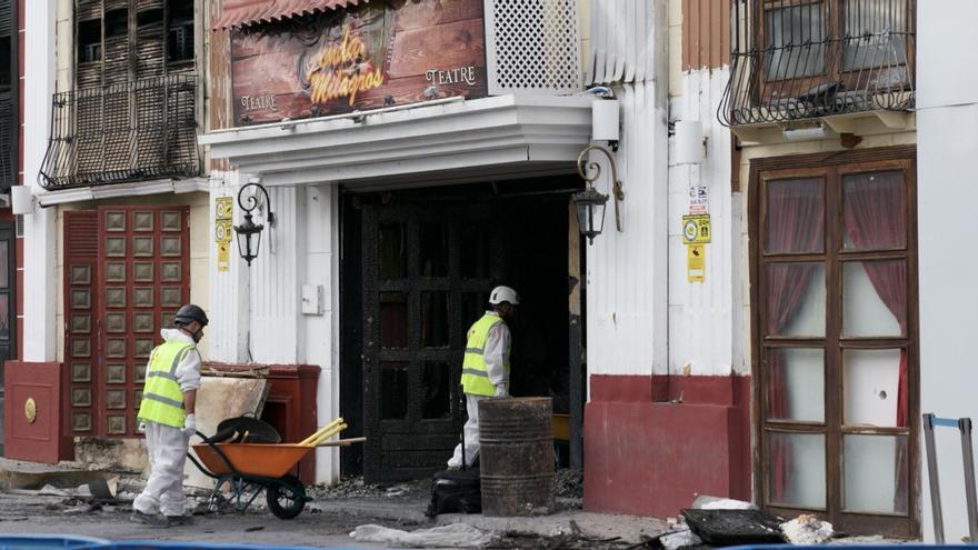 Fachada de Teatre y Fonda Milagros, después de los incendios.