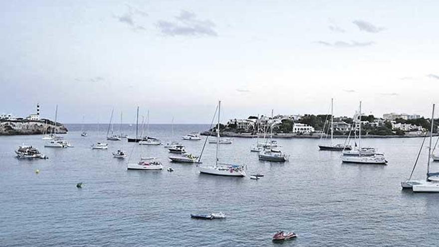 Más de cuarenta embarcaciones fondeadas sobre la posidonia, hace unos días.