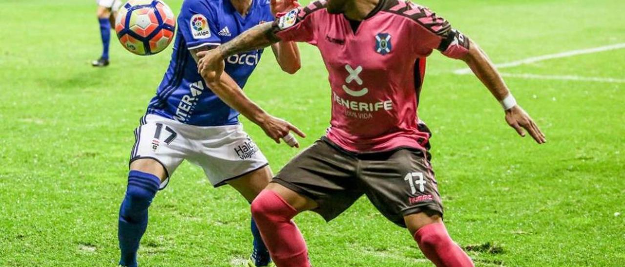 Fernández pugna con Aarón en el partido del domingo en el Tartiere ante el Tenerife.