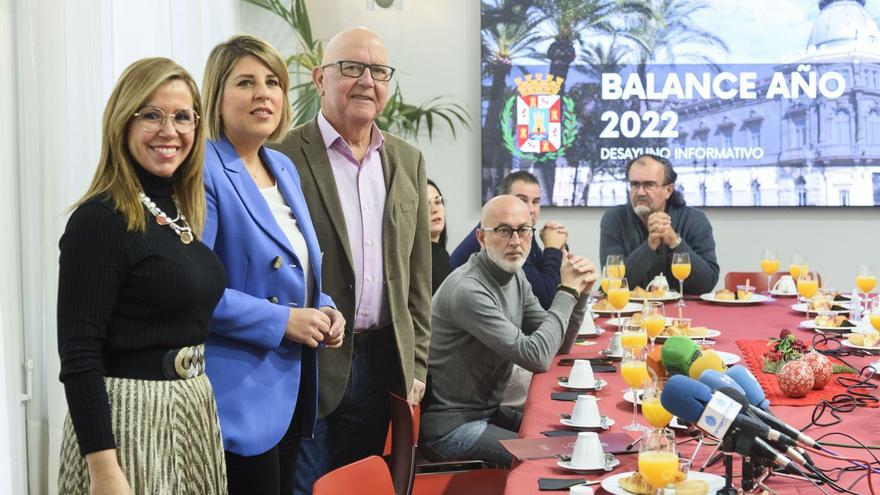 Desayuno navideño
celebrado ayer en el
Ayuntamiento.  Iván Urquízar