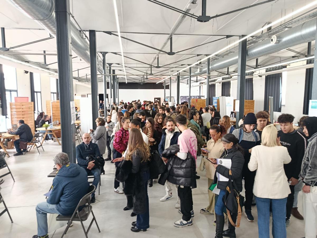 Numerosos aspirantes se han sometido a entrevistas laborales en el marco de la jornada de Empleo de Inca.