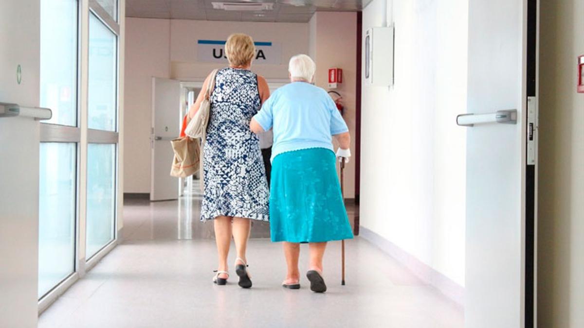 Imatge de dues dones grans en un hospital.