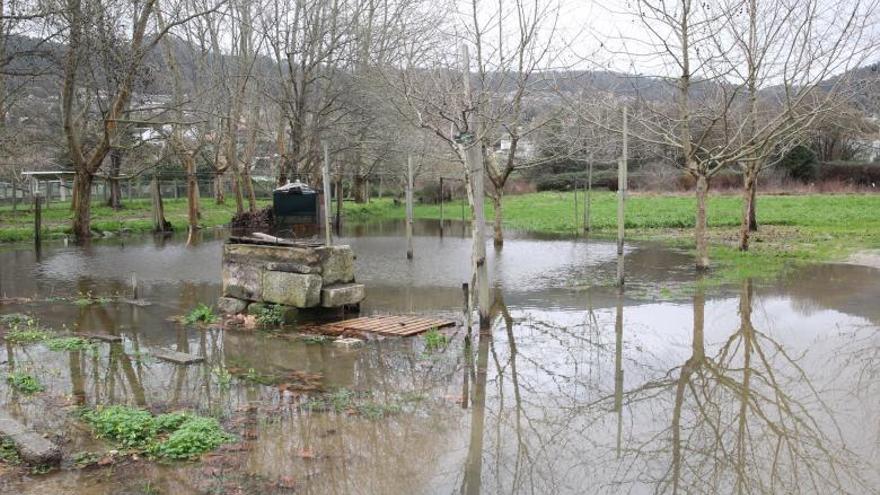 Aqualia achaca a la entrada de pluviales en la red el anegamiento del vial de Agrelo