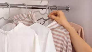 Adiós al problema de tu armario: el truco de las dos perchas para que te entre toda la ropa y sin arrugas