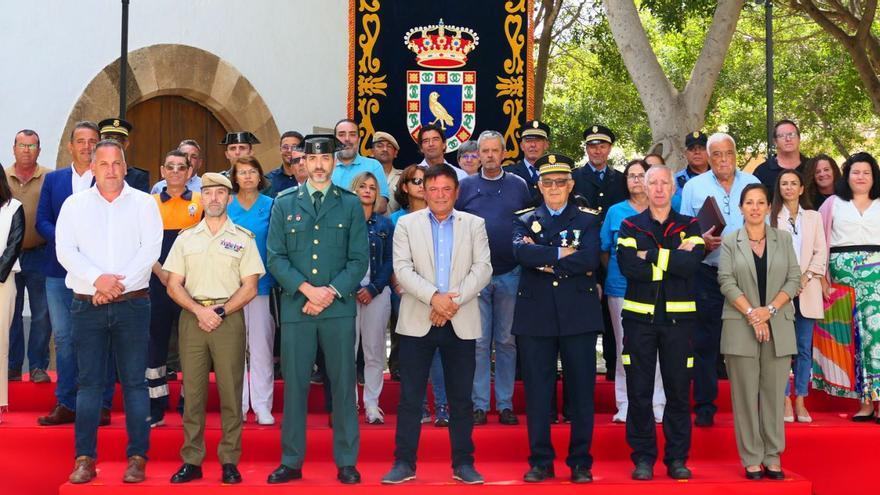 Foto de grupo del personal homenajeado por el Ayuntamiento de Pájara, ayer. | |