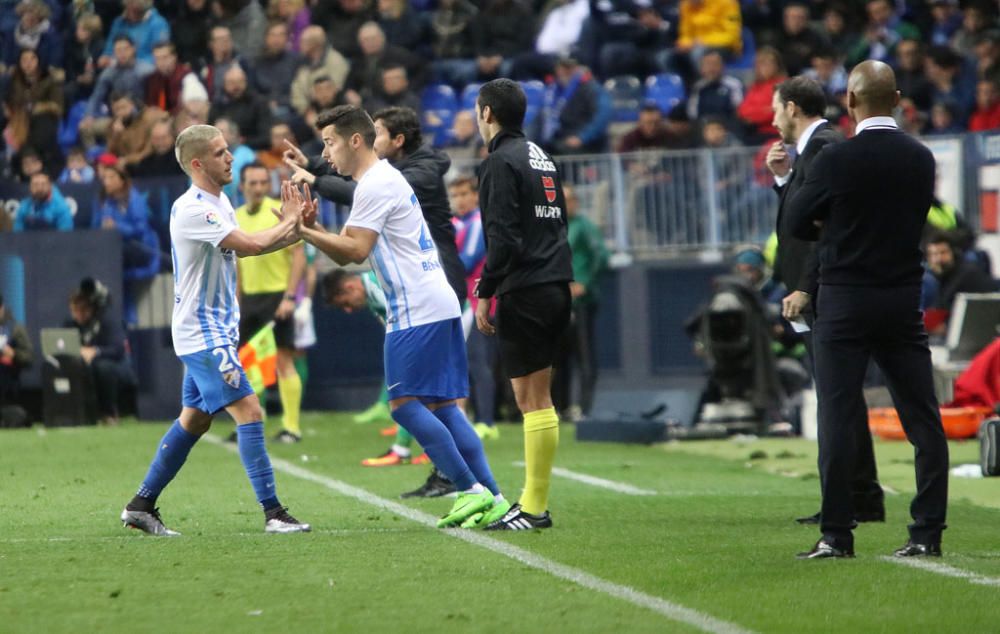 Las imágenes del derbi andaluz en La Rosaleda, que estuvo precedido de un minuto de silencio en memoria de Pablo Ráez. Sobre el césped, el conjunto bético remontó un choque en el que el Málaga CF no estuvo bien.