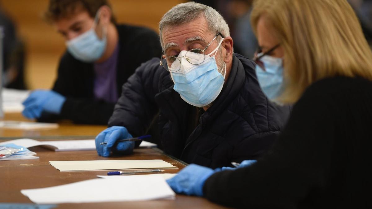 Dos miembros de una mesa electoral.