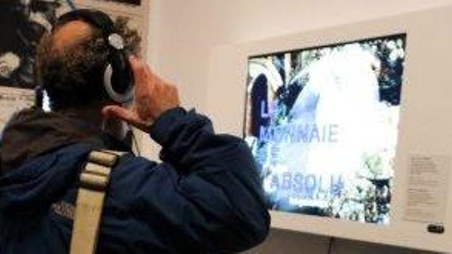 Un noi visiona amb uns auriculars un audiovisual de la mostra