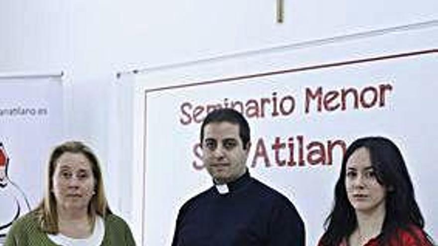 Dalia Díez, Pedro Faúndez y Salomé Oviedo, ayer en el Seminario. L. F.