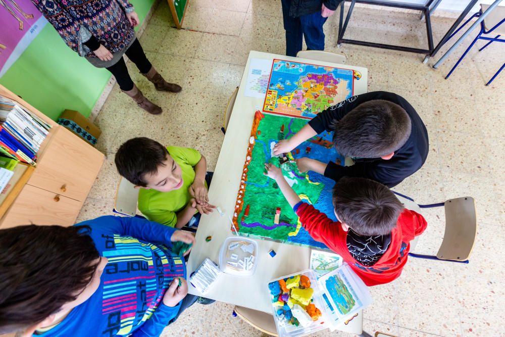 Niños en el patio de la escuela Sella, que forma parte de un centro rural agrupado con Orxeta y Relleu