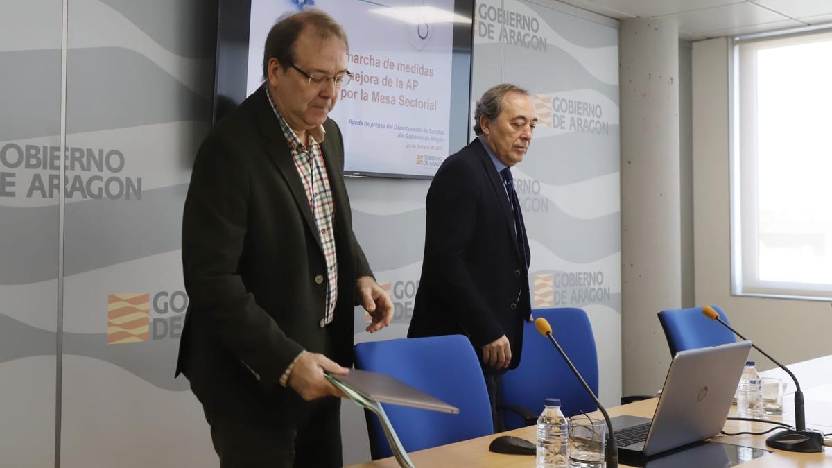 El director de Atención Primaria y Hospitales, Javier Marzo, y el gerente del Salud, José María Arnal, este lunes.