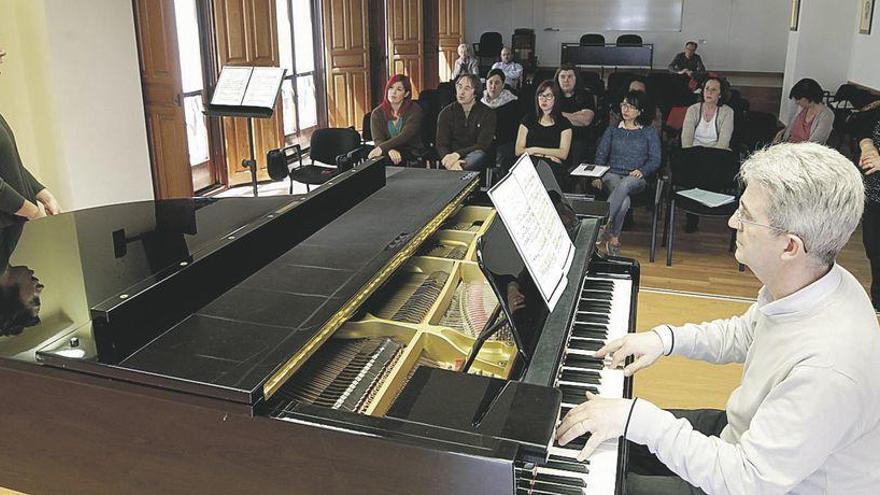 Dundekova, a la derecha de la foto, de pie, escucha a la alumna Canela García, con Paolo Gobbi al piano.