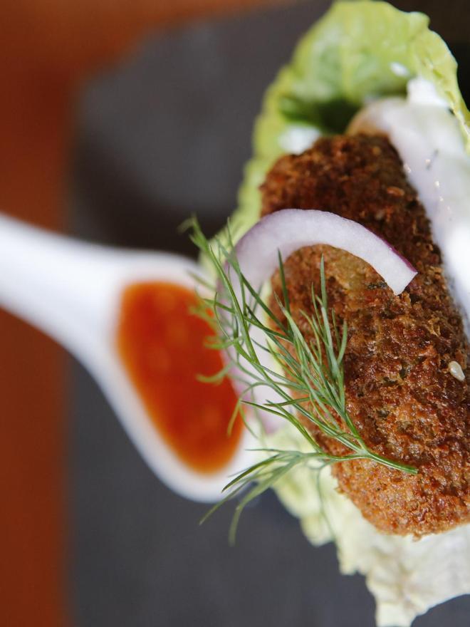 Falafel mit Birnenchutney im Ambigú in Palma.